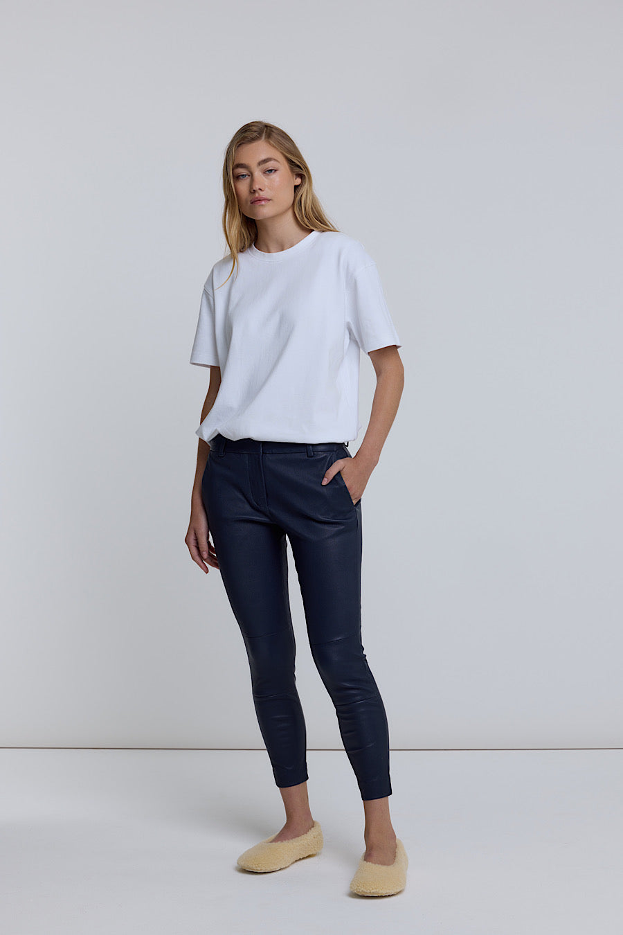 NAVY STRETCH LEATHER BOYFRIEND